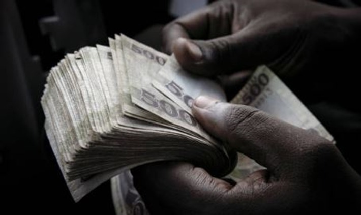 The government begins paying public servants’ one-month wage arrears